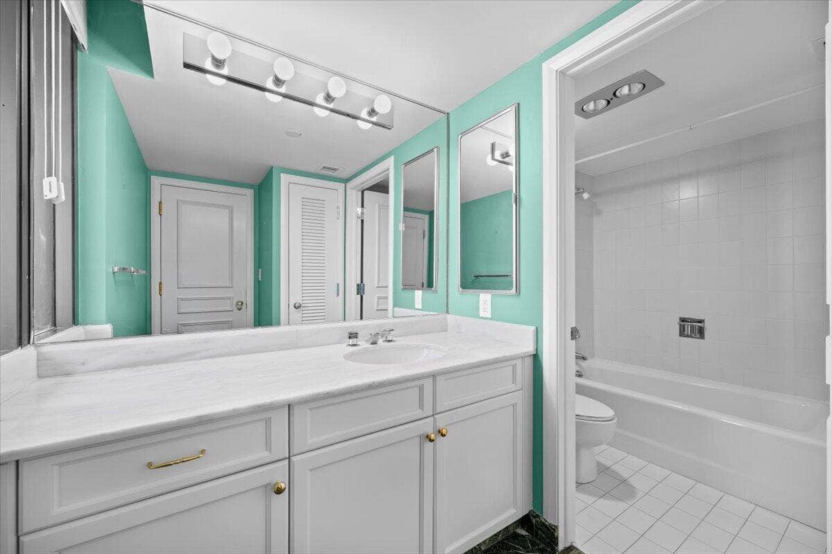 100 Lakeshore Drive, #558, North Palm Beach, FL 33408 21-LUX_9713