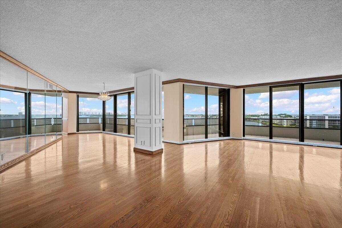 100 Lakeshore Drive, #558, North Palm Beach, FL 33408 09-LUX_9623
