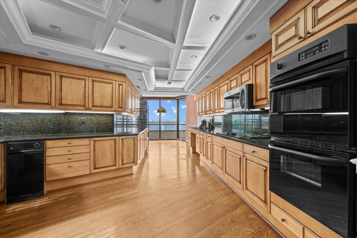 100 Lakeshore Drive, #558, North Palm Beach, FL 33408 17-LUX_9683