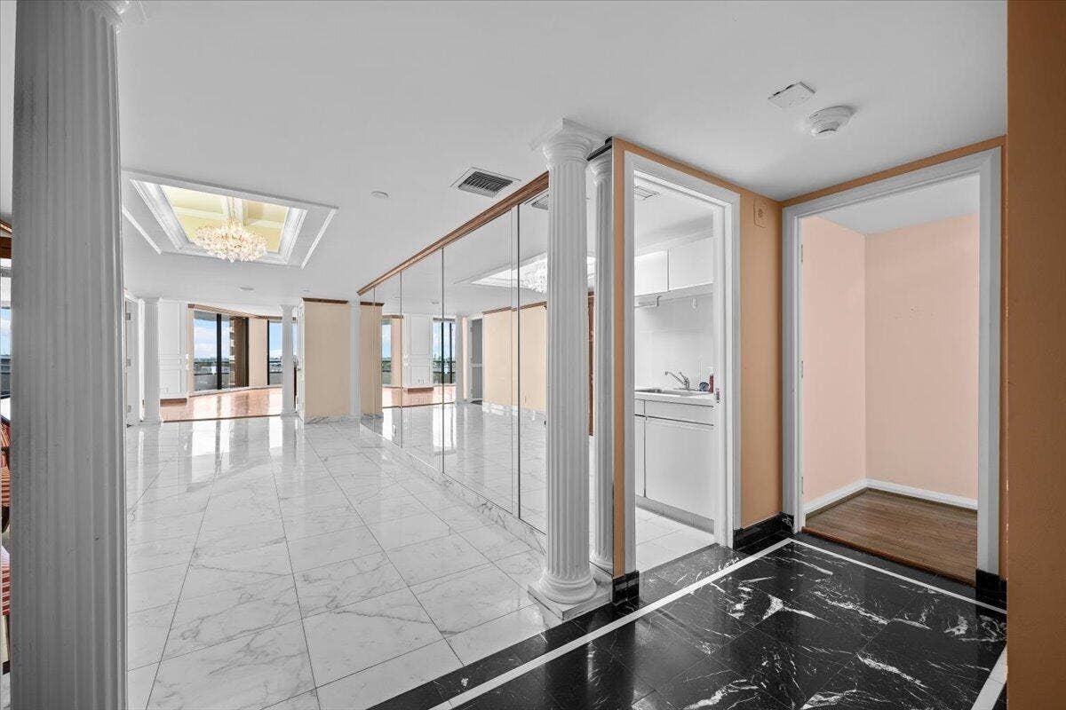 100 Lakeshore Drive, #558, North Palm Beach, FL 33408 04-LUX_9588