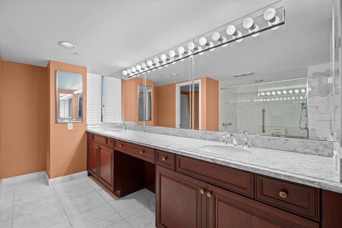 100 Lakeshore Drive, #558, North Palm Beach, FL 33408 36-LUX_9798