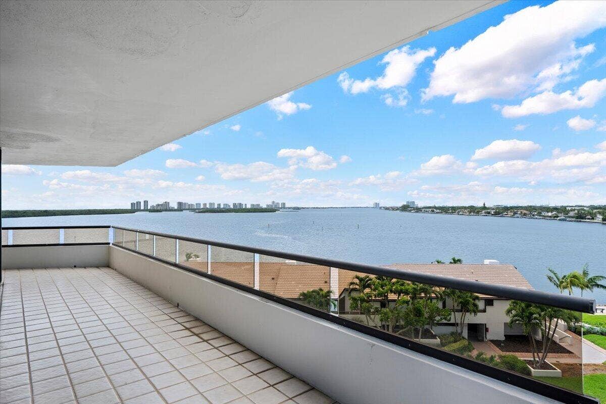 100 Lakeshore Drive, #558, North Palm Beach, FL 33408 25-LUX_9738