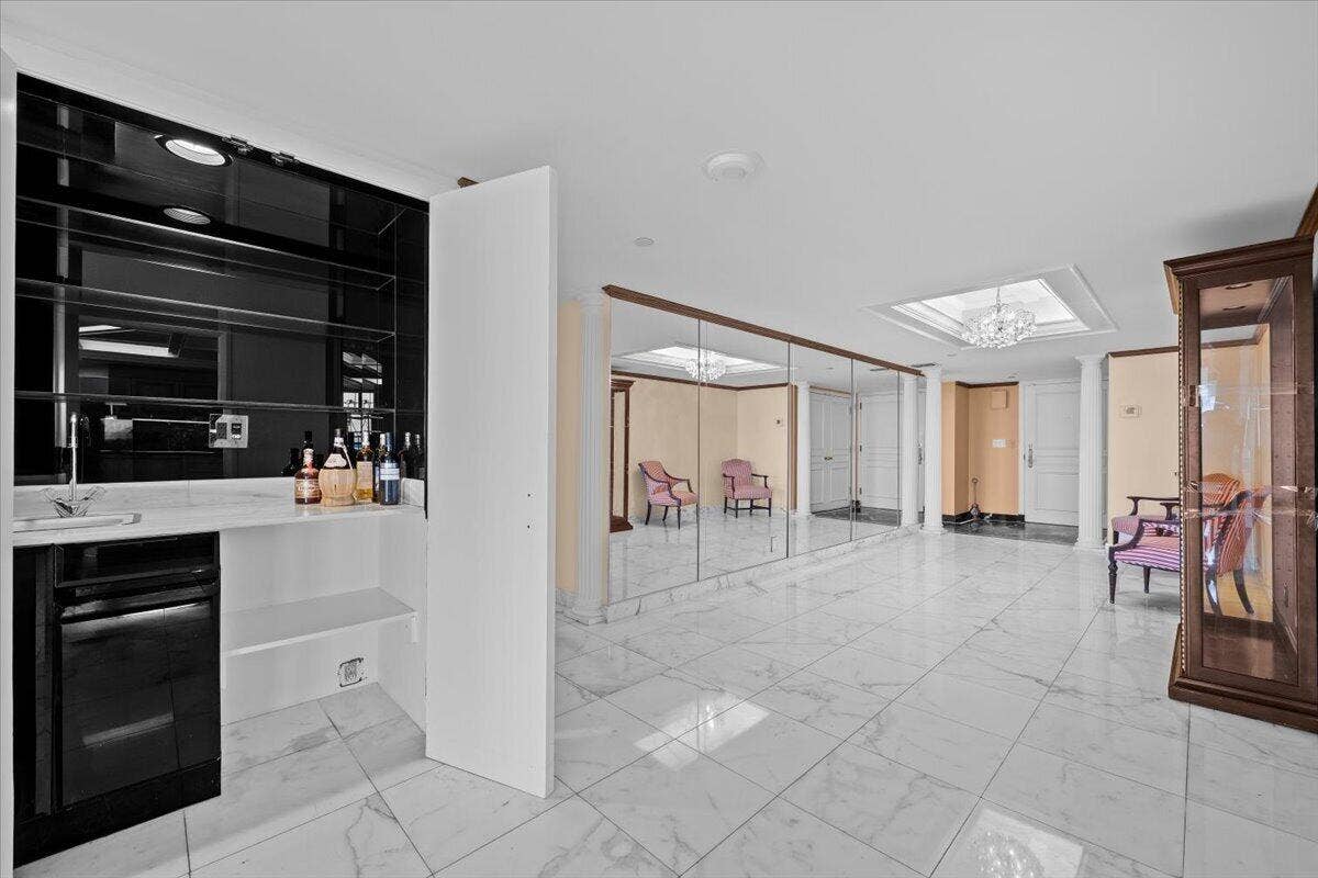 100 Lakeshore Drive, #558, North Palm Beach, FL 33408 06-LUX_9603