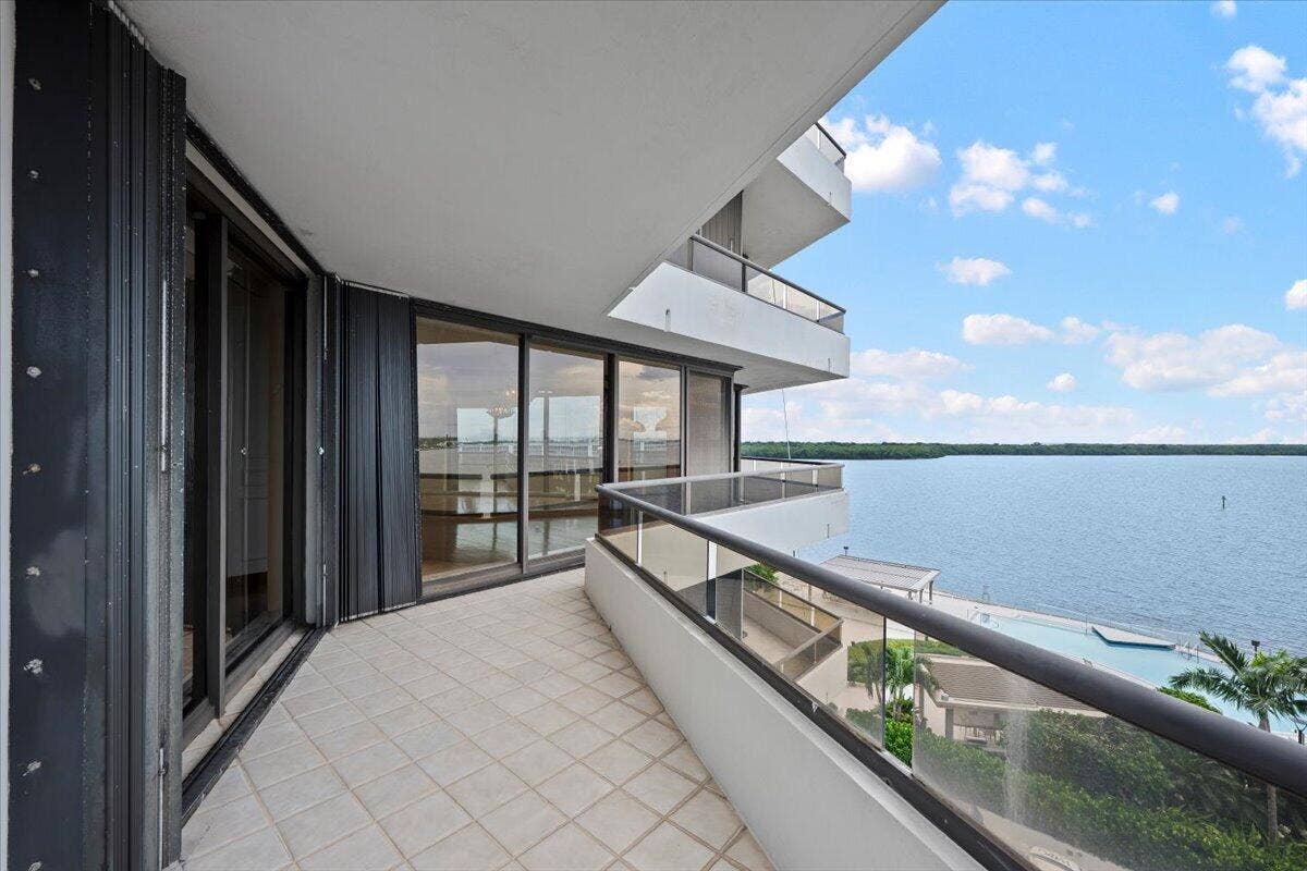 100 Lakeshore Drive, #558, North Palm Beach, FL 33408 24-LUX_9733