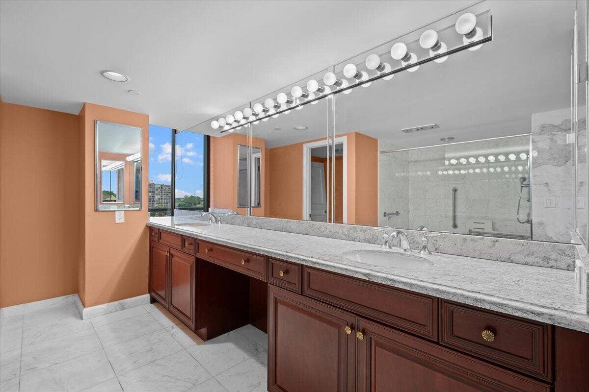 100 Lakeshore Drive, #558, North Palm Beach, FL 33408 37-LUX_9803