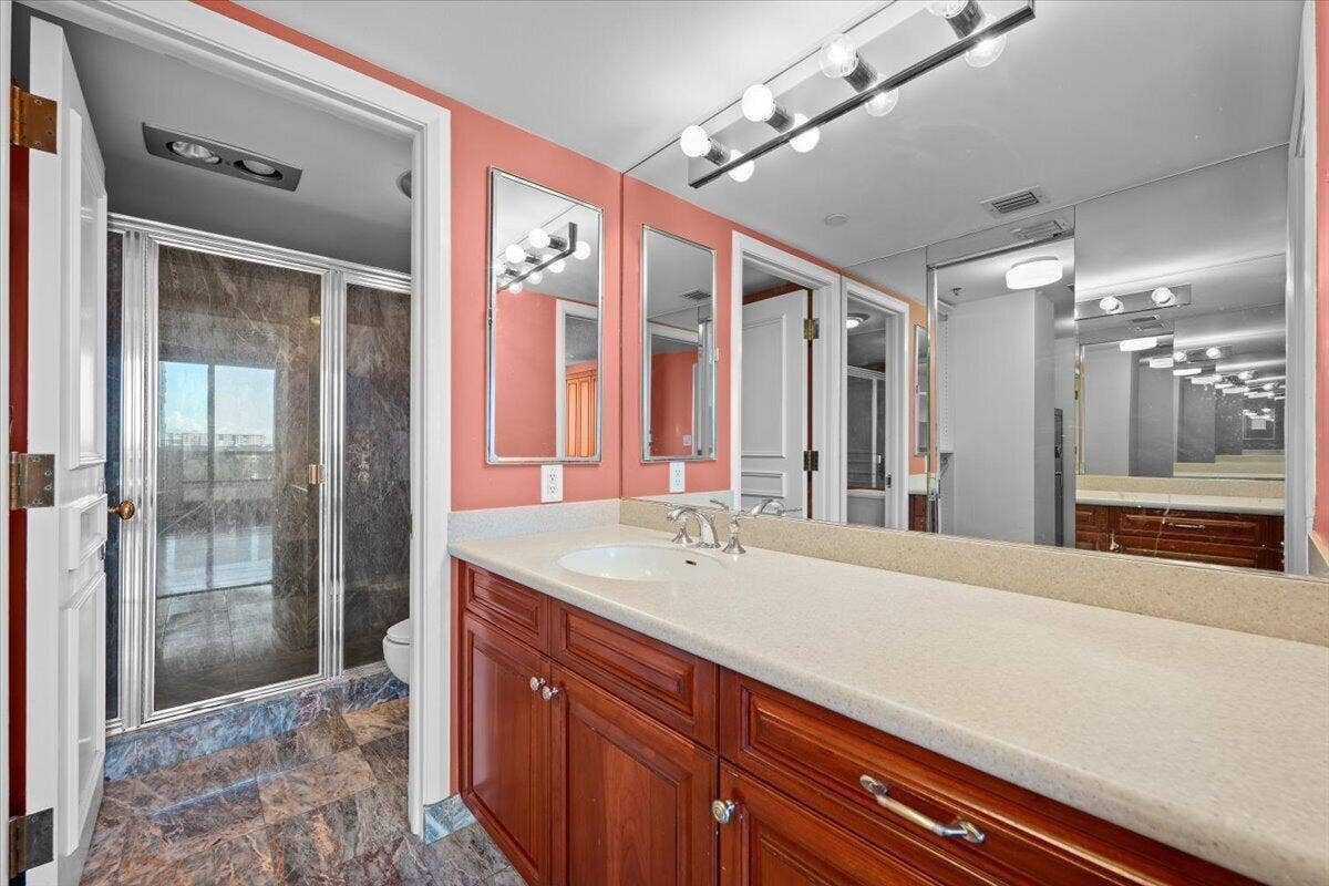100 Lakeshore Drive, #558, North Palm Beach, FL 33408 30-LUX_9763