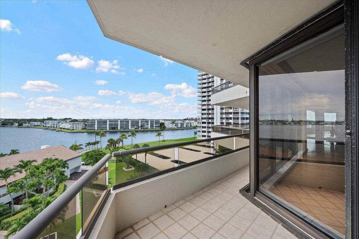 100 Lakeshore Drive, #558, North Palm Beach, FL 33408 23-LUX_9723