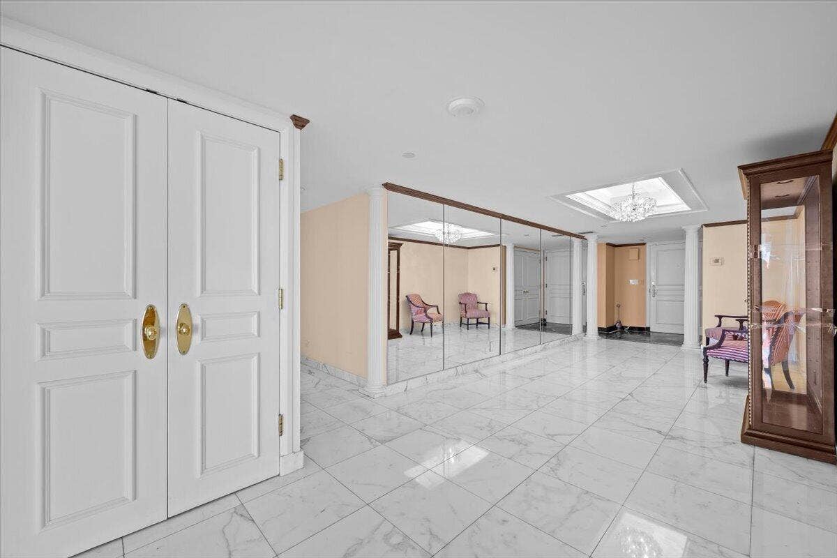 100 Lakeshore Drive, #558, North Palm Beach, FL 33408 07-LUX_9608