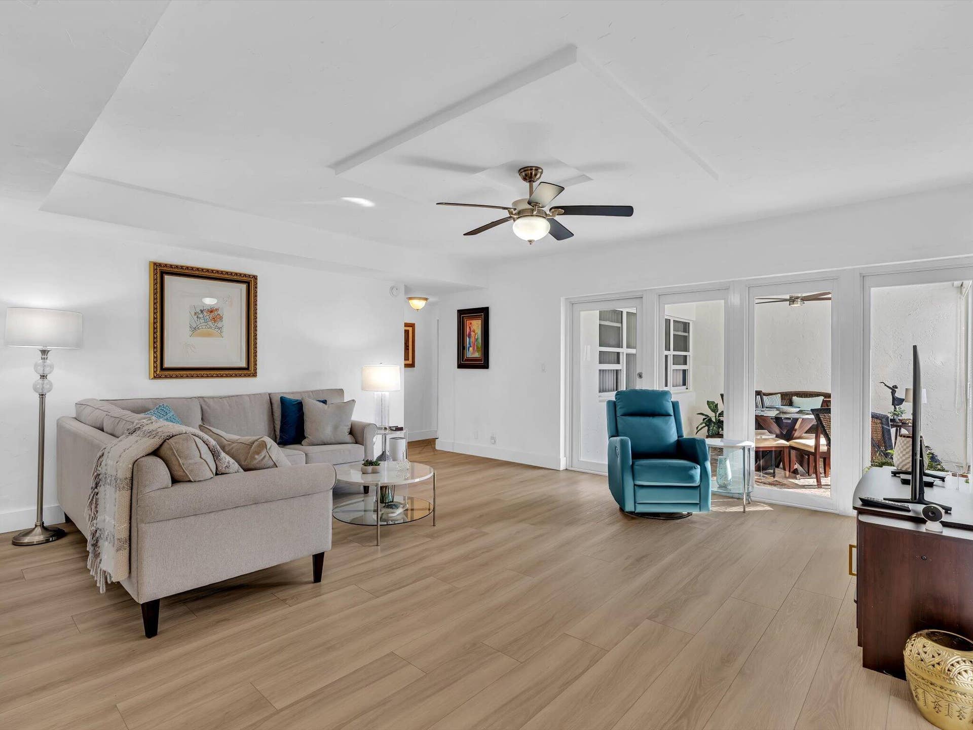 3300 NE 36th Street, #912, Fort Lauderdale, FL 33308 Spacious living rom