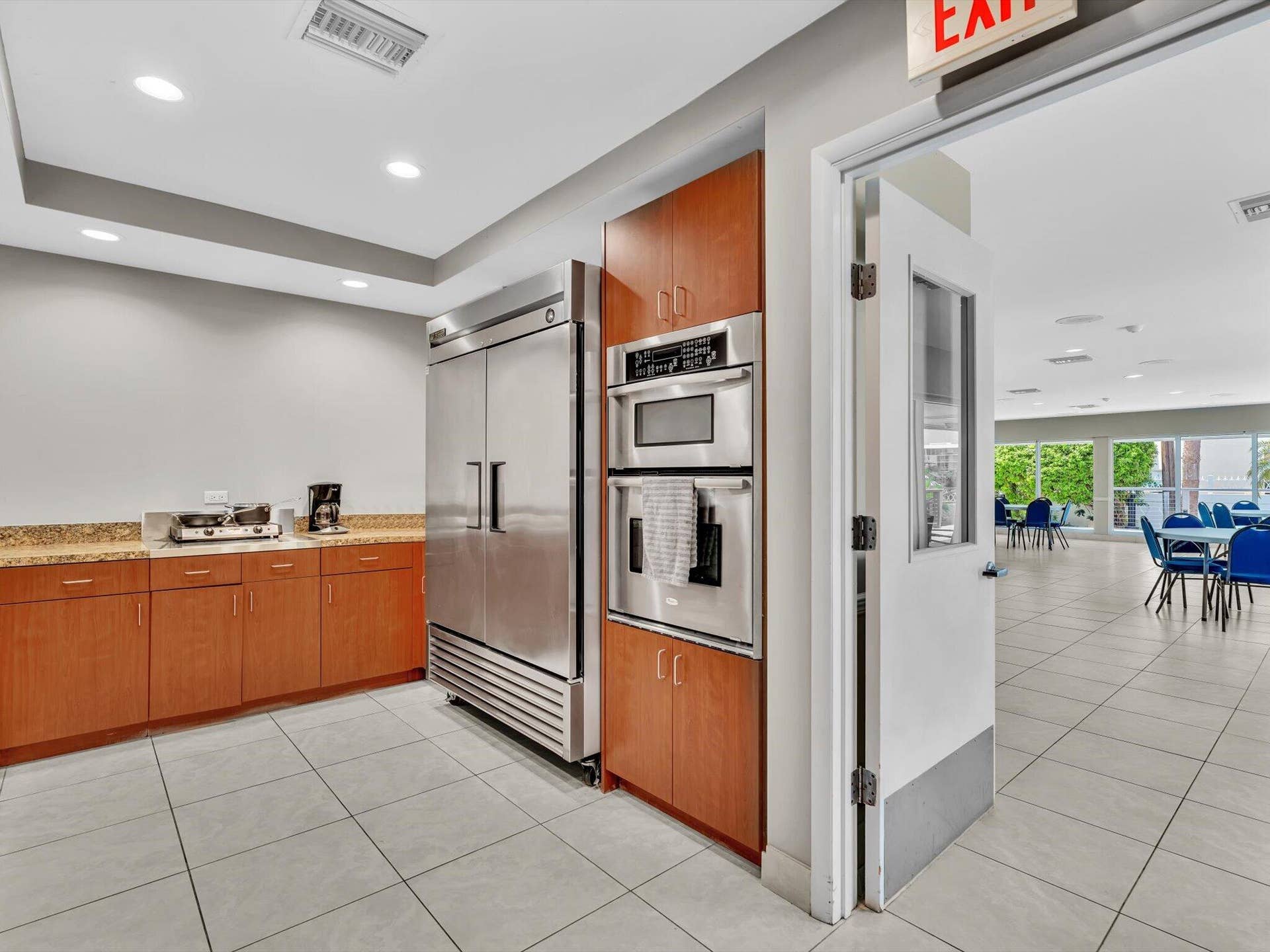 3300 NE 36th Street, #912, Fort Lauderdale, FL 33308 Clubhouse kitchen