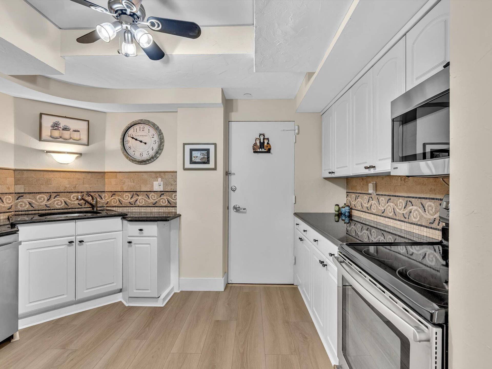 3300 NE 36th Street, #912, Fort Lauderdale, FL 33308 Large kitchen