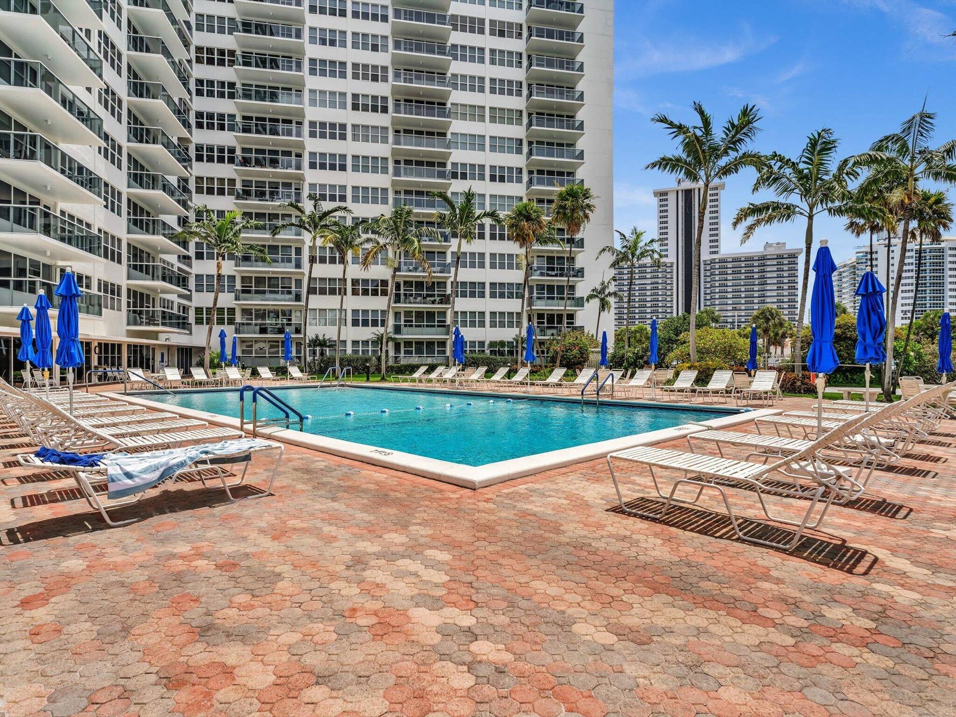 3300 NE 36th Street, #912, Fort Lauderdale, FL 33308 Lounging areas