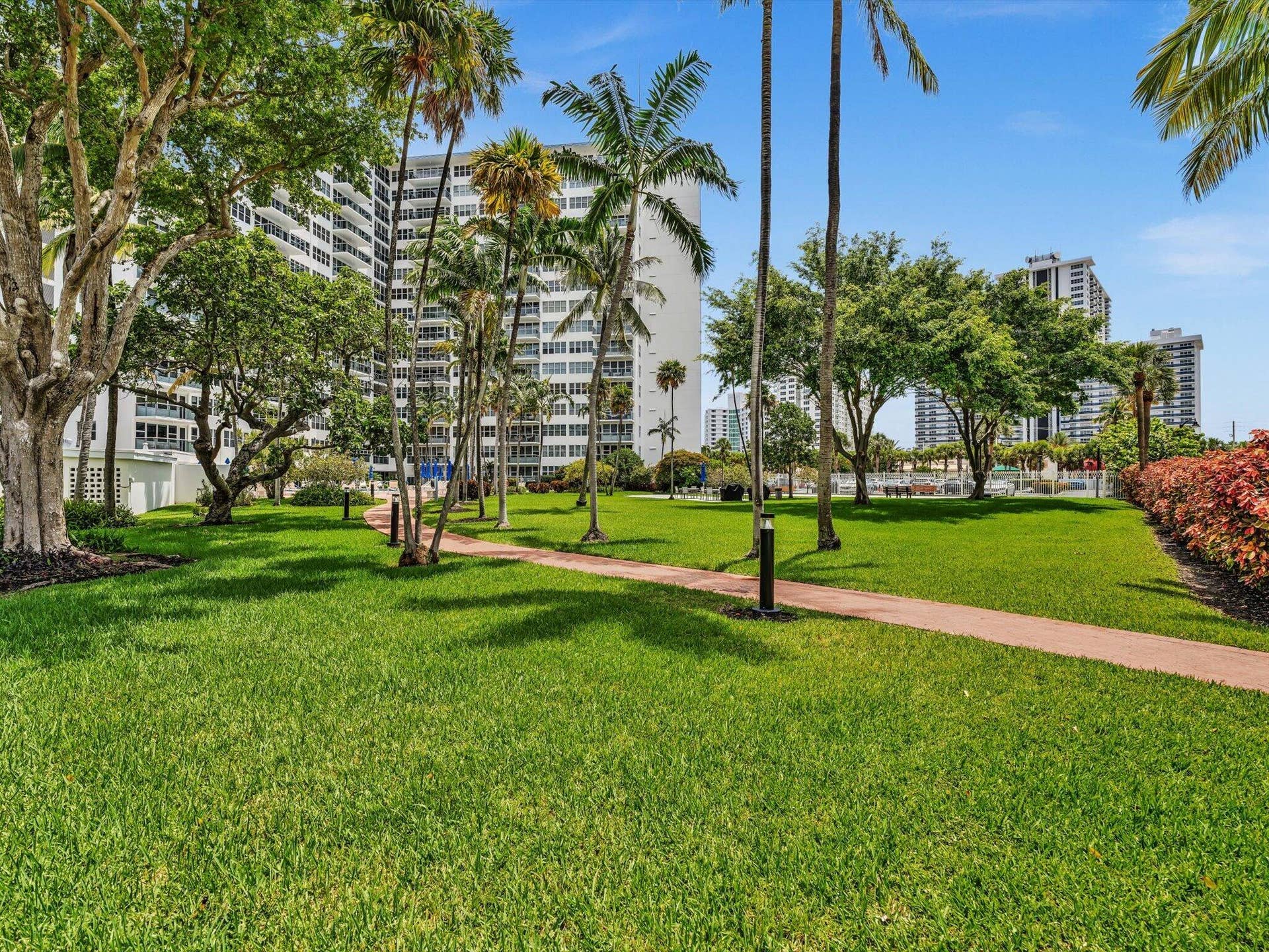 3300 NE 36th Street, #912, Fort Lauderdale, FL 33308 Lighted paths for evening stroll