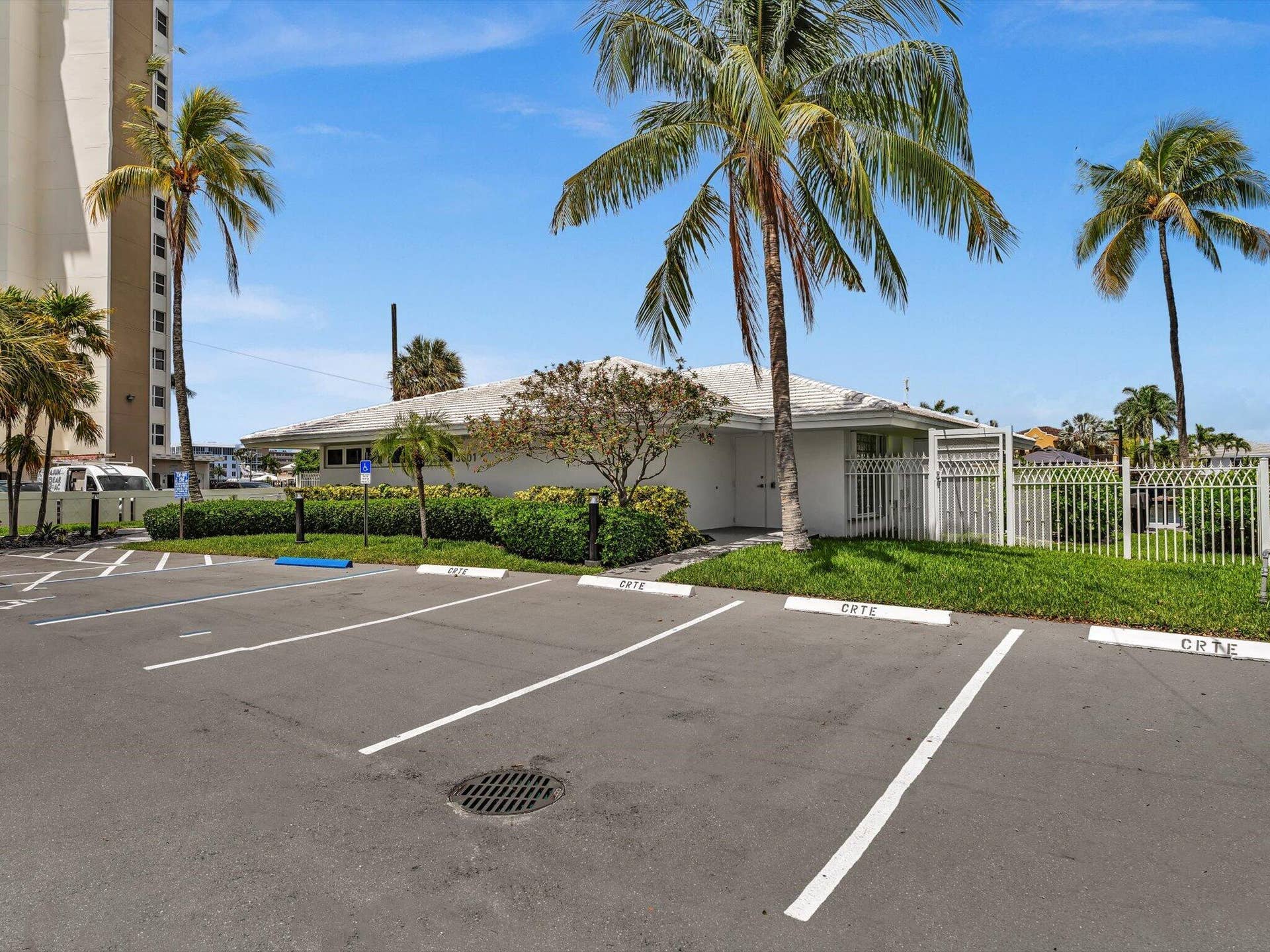 3300 NE 36th Street, #912, Fort Lauderdale, FL 33308 Clubhouse parking
