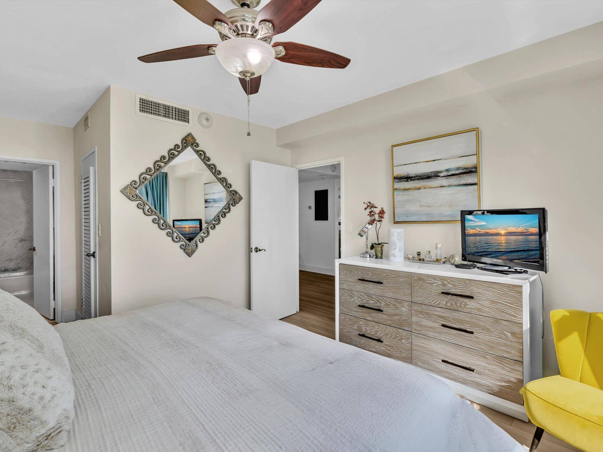 3300 NE 36th Street, #912, Fort Lauderdale, FL 33308 Ensuite bath
