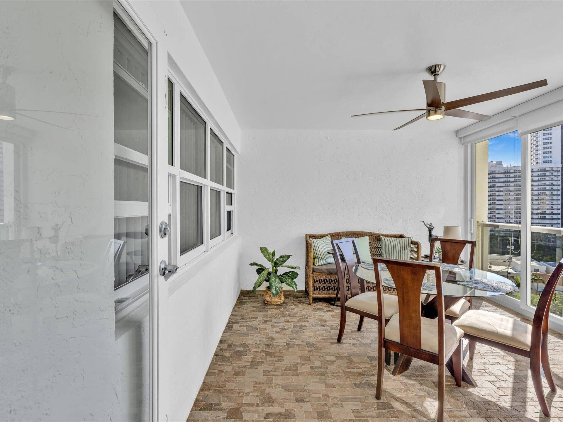 3300 NE 36th Street, #912, Fort Lauderdale, FL 33308 Florida room entrance