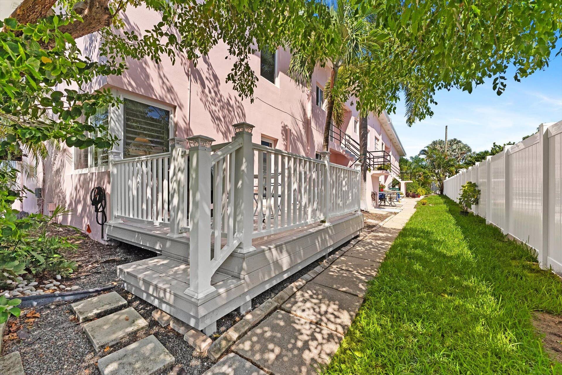 990 CASUARINA Road, #4, Delray Beach, FL 33483 25-25