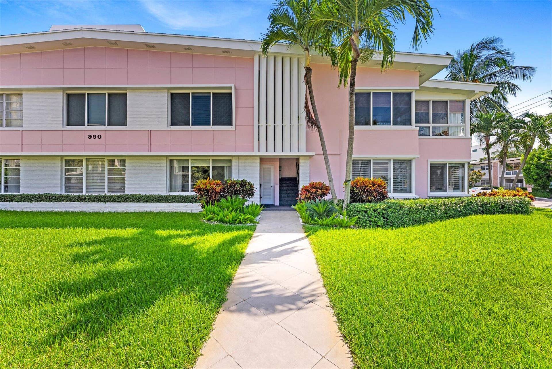 990 CASUARINA Road, #4, Delray Beach, FL 33483 Art Deco-style boutique building