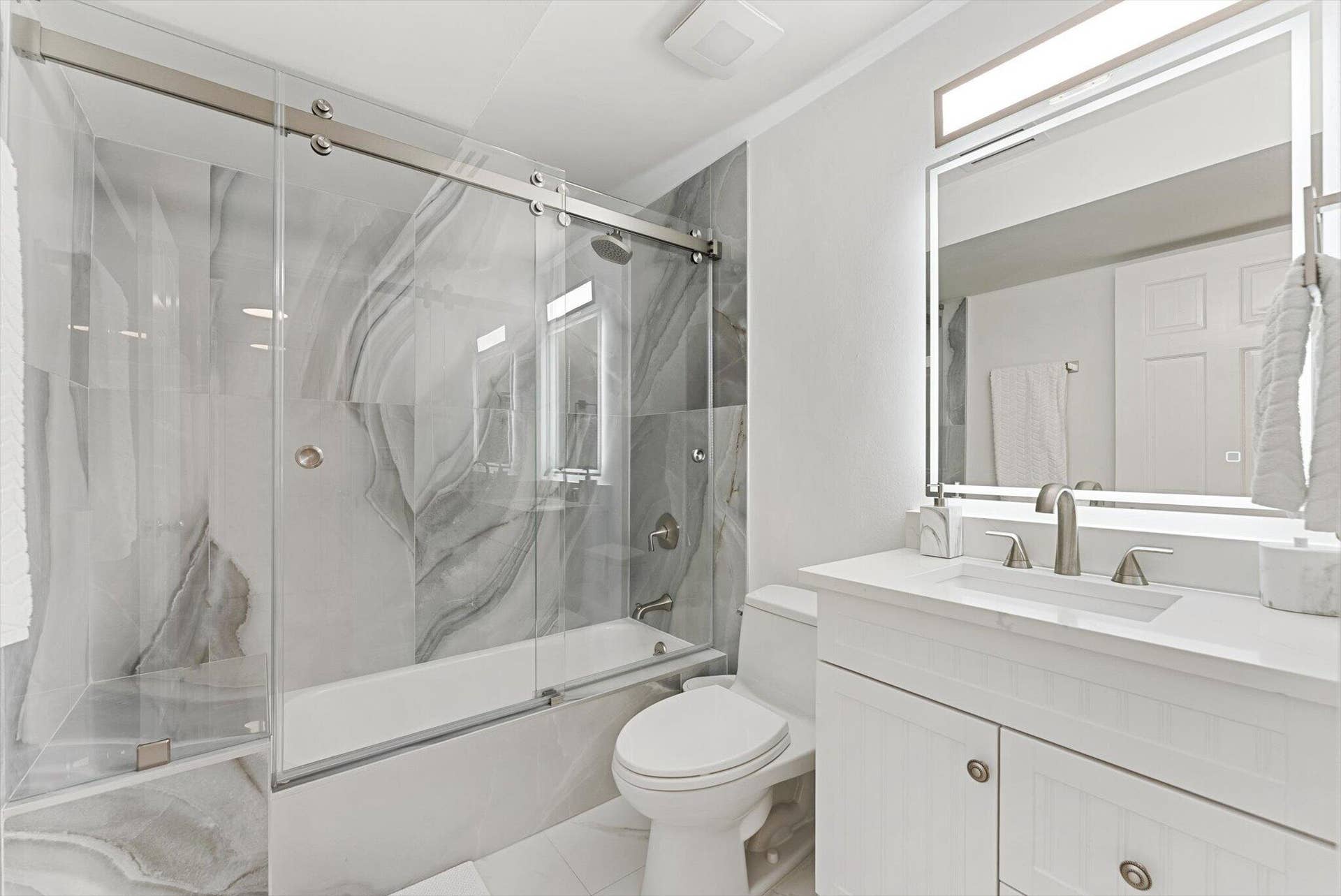 990 CASUARINA Road, #4, Delray Beach, FL 33483 Stylishly renovated 2nd bathroom/tub/shower