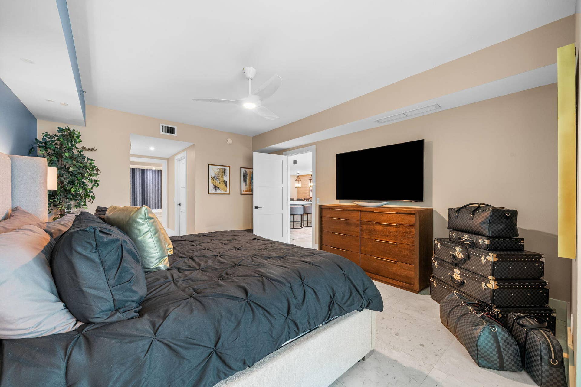 101 S Fort Lauderdale Beach Boulevard, #702, Fort Lauderdale, FL 33316 28-web-or-mls-A7R01677 copy