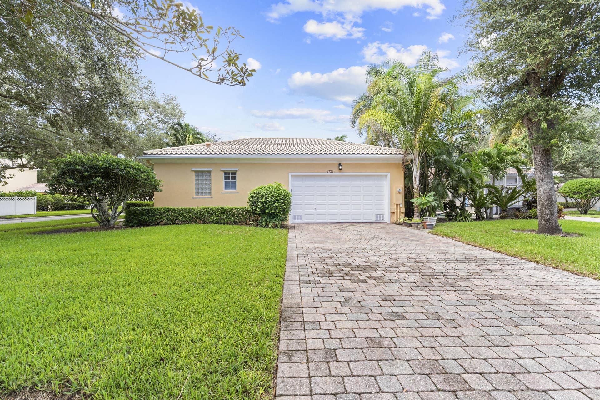 3723 Community Drive, Jupiter, FL 33458 Large Driveway and garage