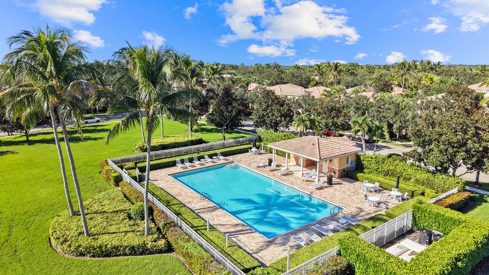 3723 Community Drive, Jupiter, FL 33458 Community Pool and amenities