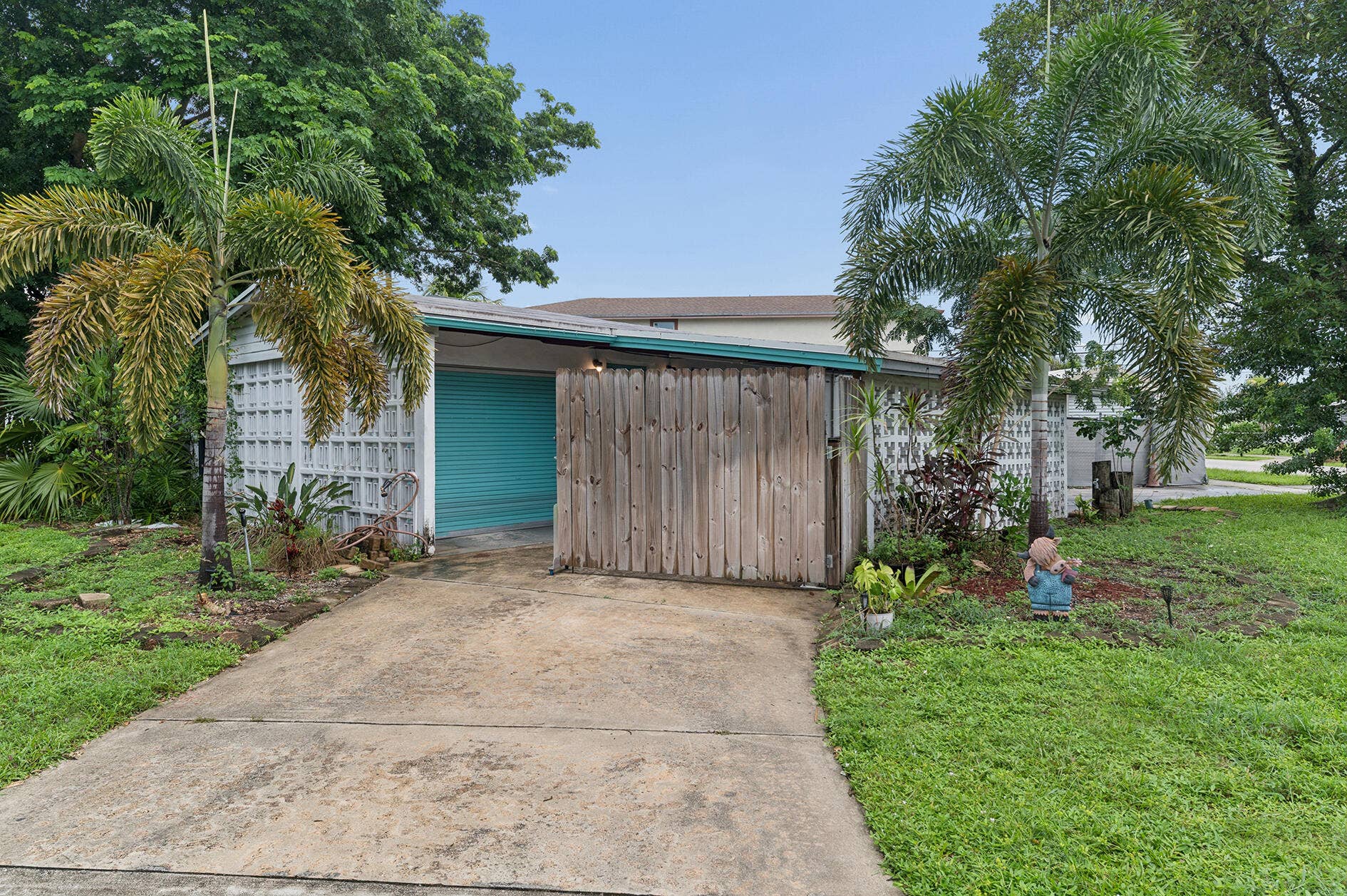 4700 NE 2ND Way, Deerfield Beach, FL 33064 Front of house
