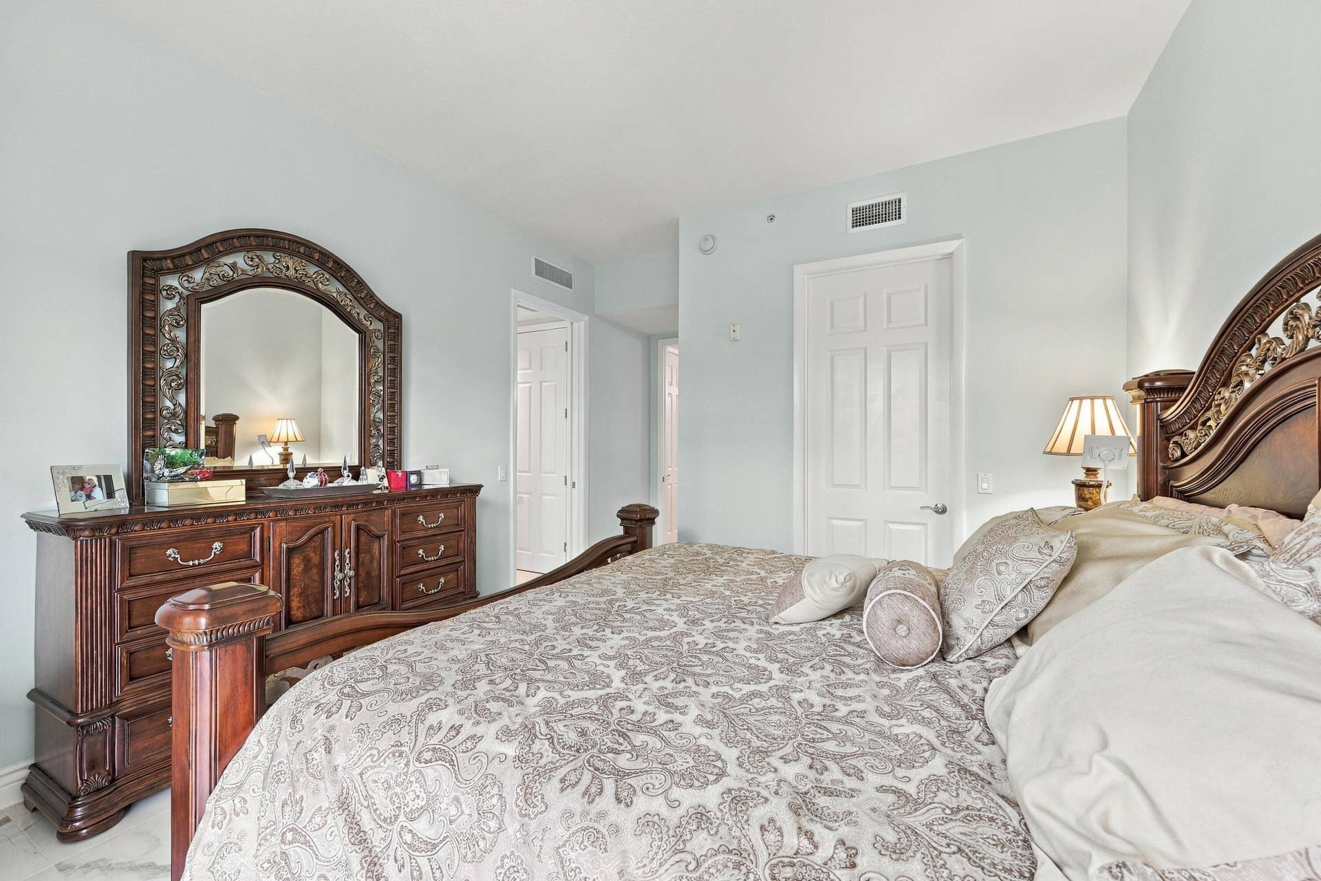 17_primary bedroom