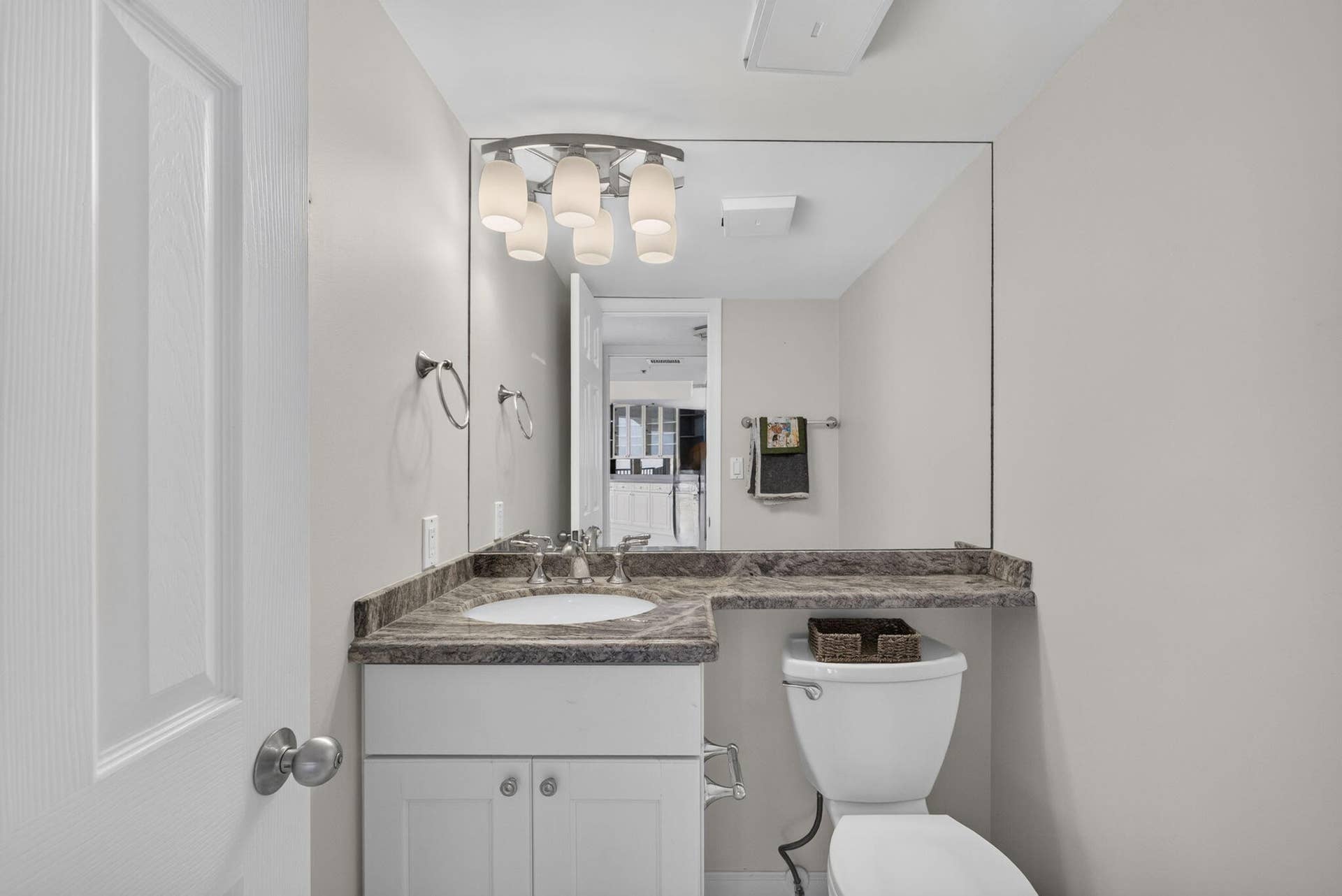 600 Ocean Drive, #9A, Juno Beach, FL 33408 POWDER ROOM