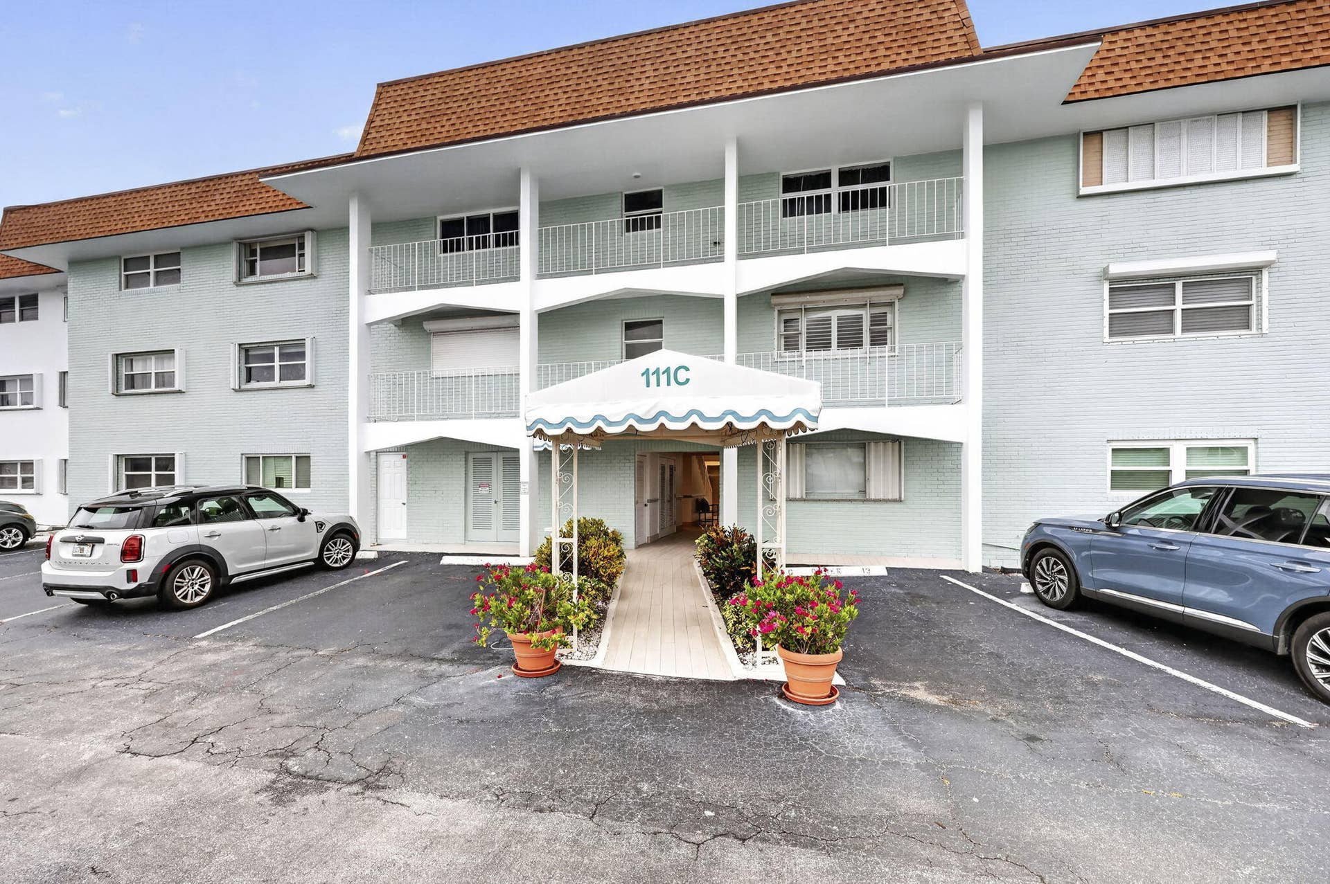 111 Shore Court, #301, North Palm Beach, FL 33408 116-web-or-mls-BS1A9210