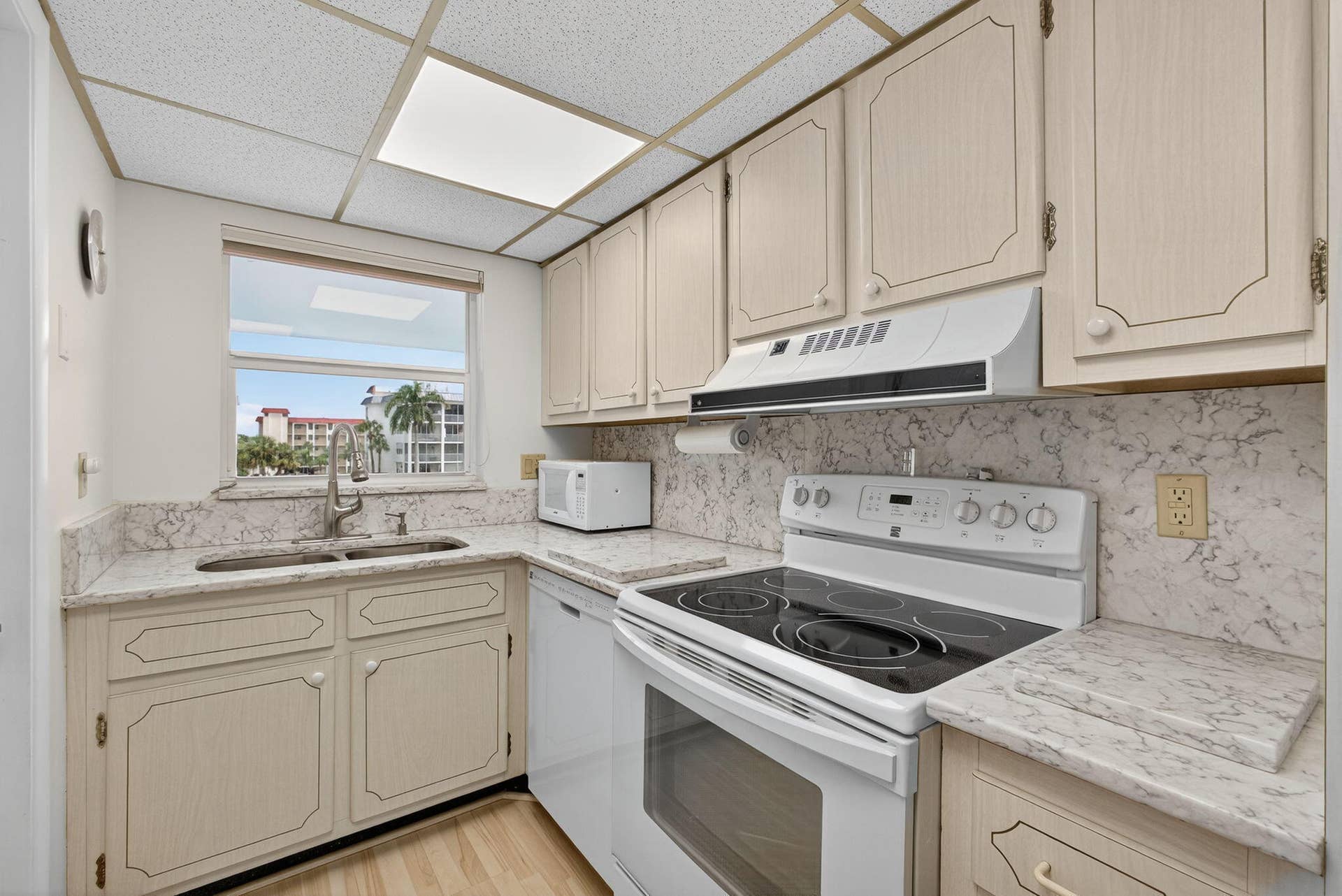 111 Shore Court, #301, North Palm Beach, FL 33408 26-web-or-mls-031_BS1A9013