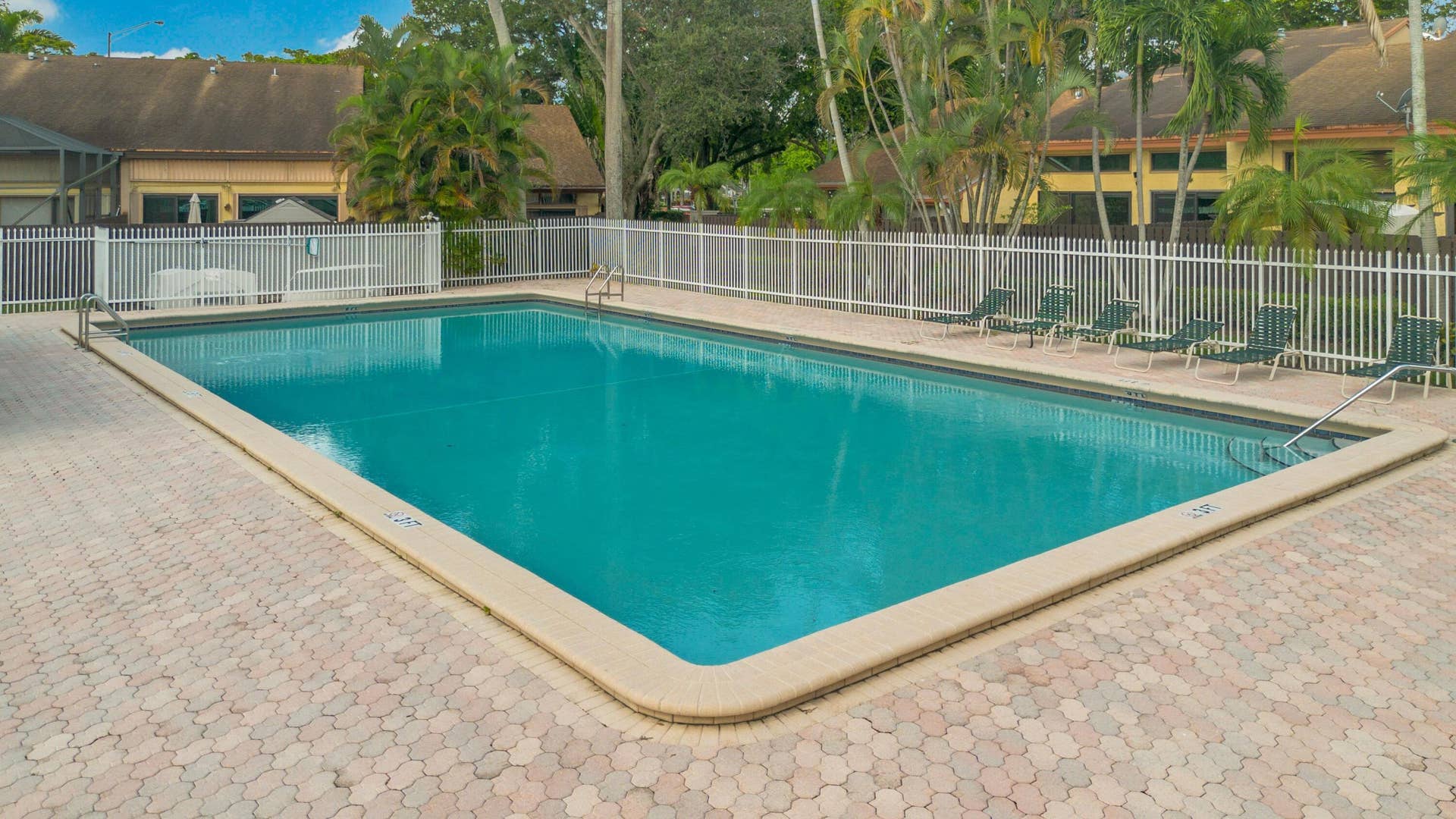 1142 N University Drive, Plantation, FL 33322 Community Pool