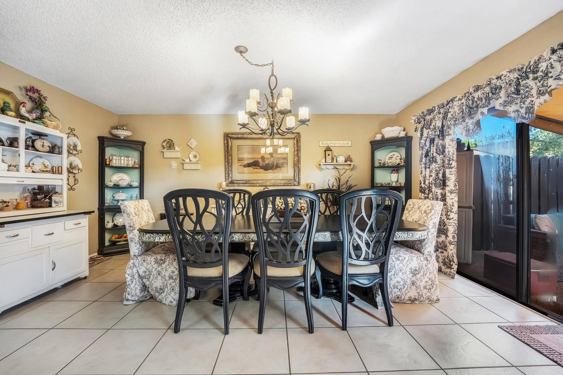 1142 N University Drive, Plantation, FL 33322 Dining