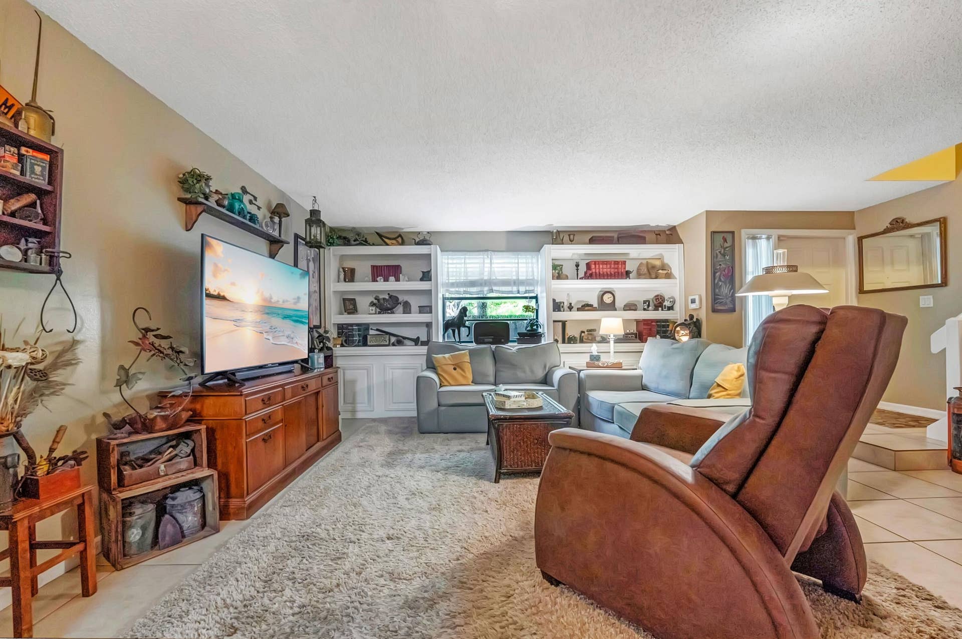 1142 N University Drive, Plantation, FL 33322 Livingroom