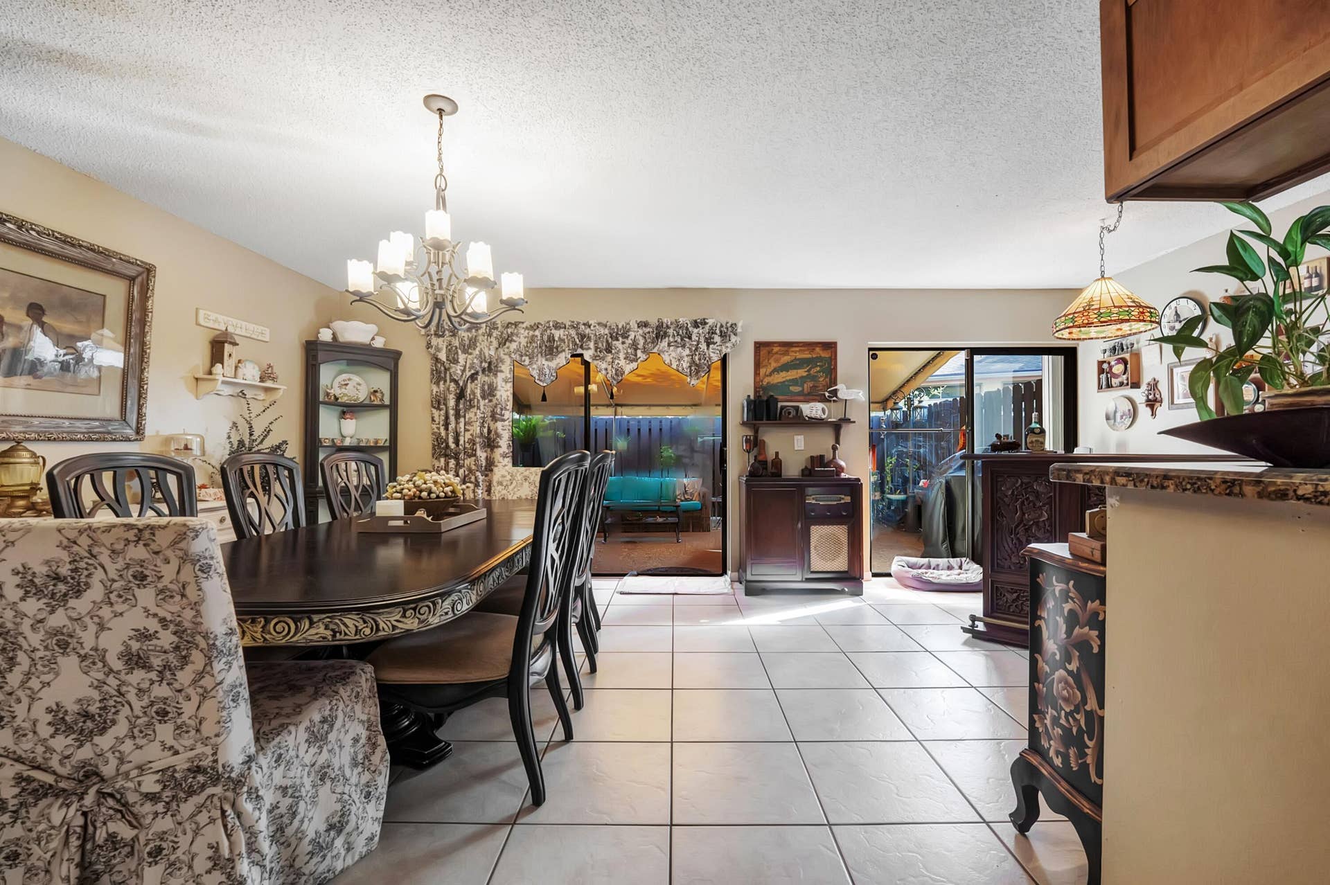 1142 N University Drive, Plantation, FL 33322 Dining - patio