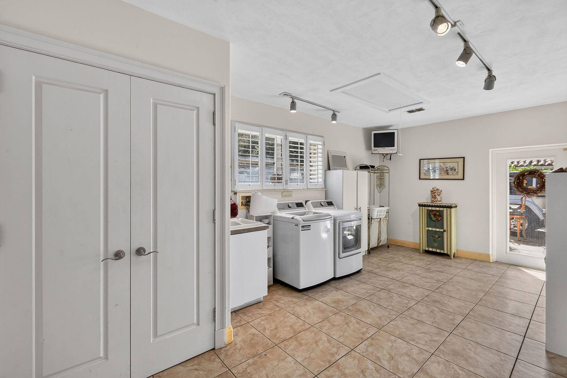 841 ANCHORAGE Drive, North Palm Beach, FL 33408 Large Laundry