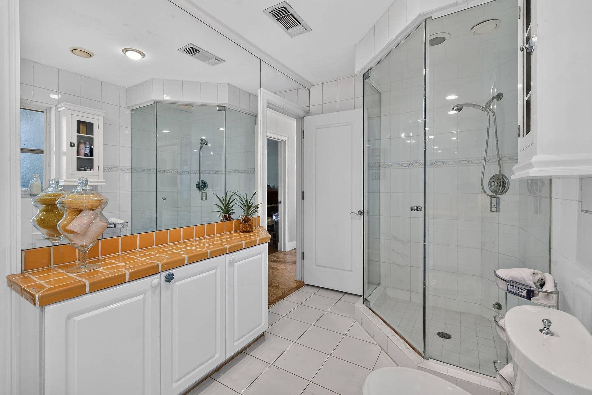 841 ANCHORAGE Drive, North Palm Beach, FL 33408 Guest bathroom downstairs main house