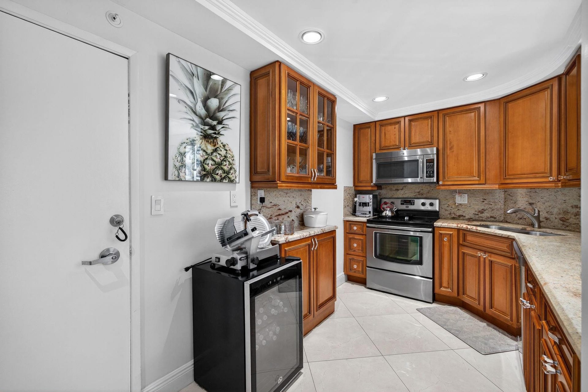 3300 NE 36th Street, #309, Fort Lauderdale, FL 33308 Granite countertops