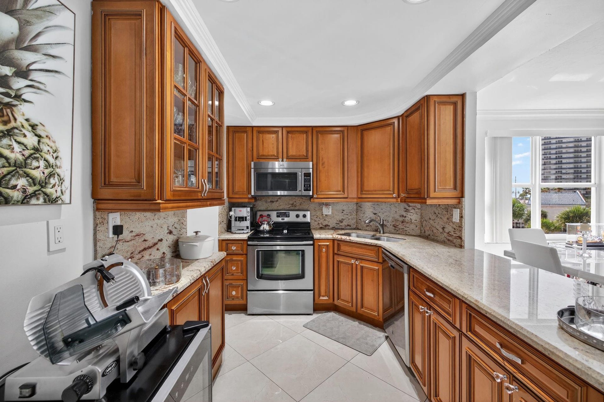 3300 NE 36th Street, #309, Fort Lauderdale, FL 33308 Solid wood cabinets