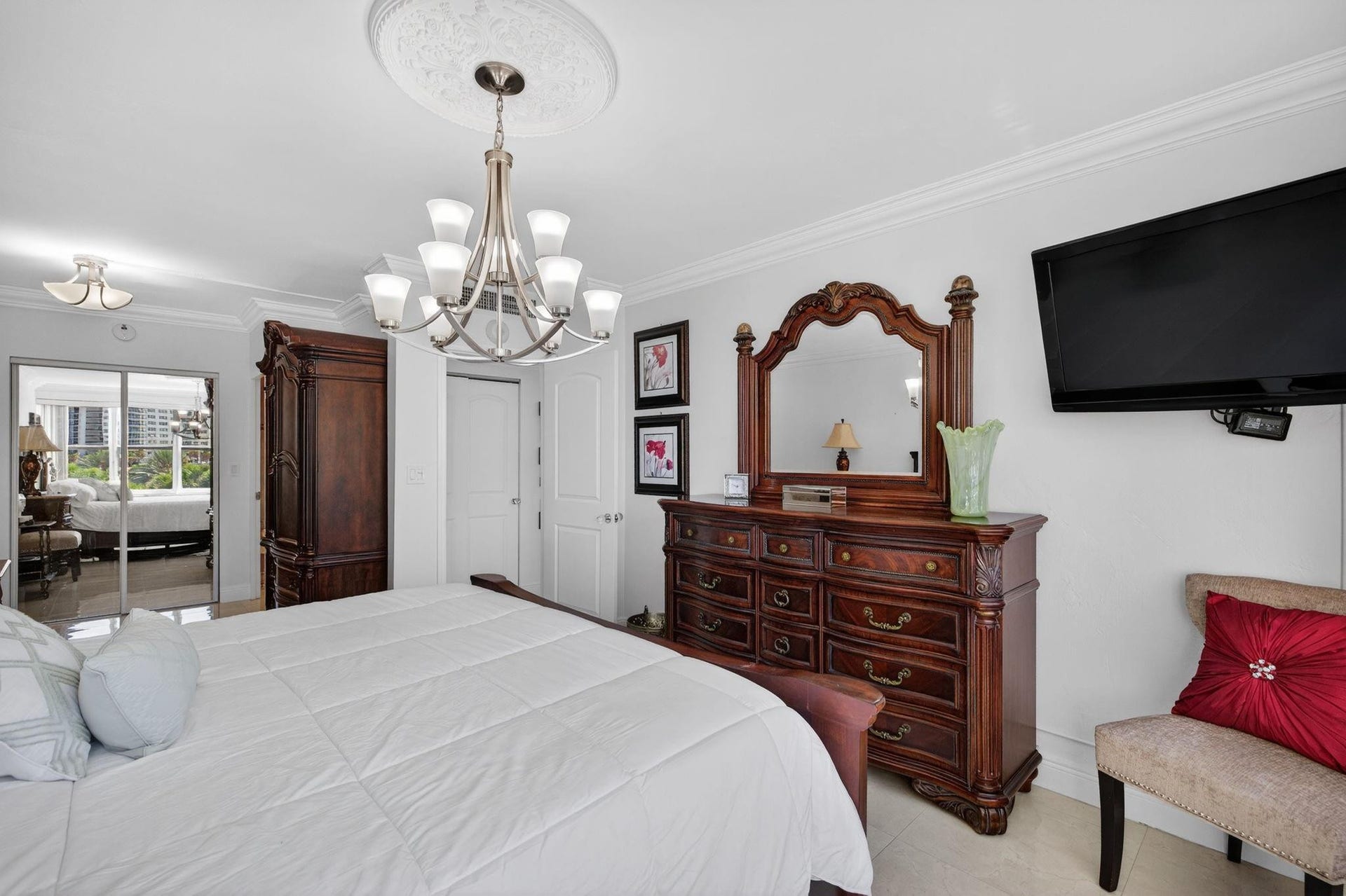 3300 NE 36th Street, #309, Fort Lauderdale, FL 33308 Mirrored closet doors