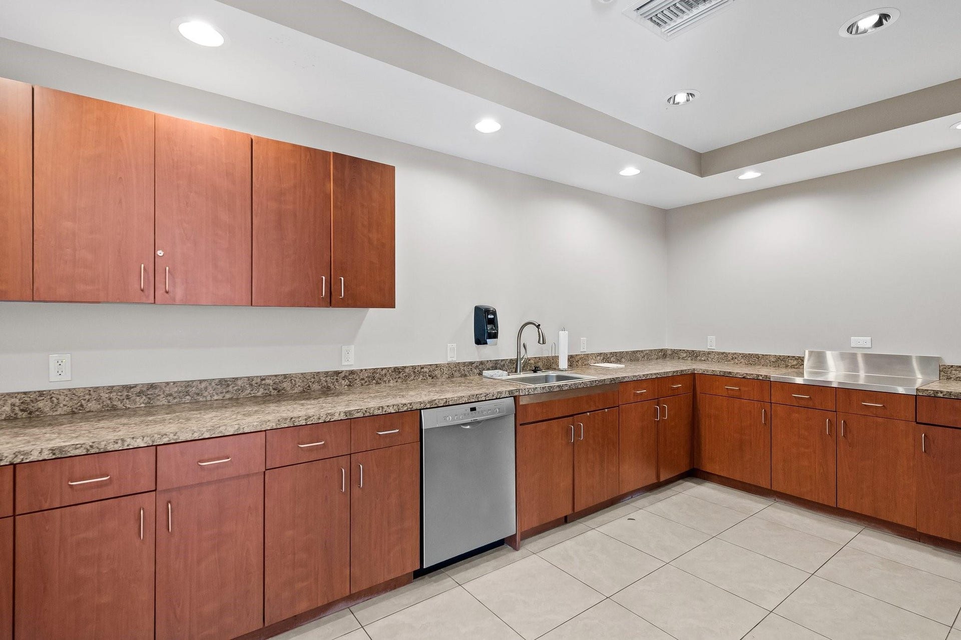 3300 NE 36th Street, #309, Fort Lauderdale, FL 33308 Clubhouse kitchen