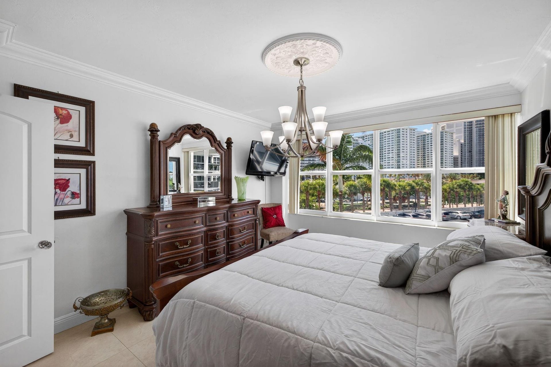 3300 NE 36th Street, #309, Fort Lauderdale, FL 33308 Crown molding