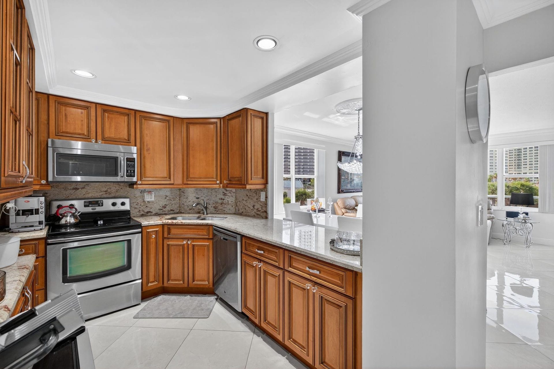 3300 NE 36th Street, #309, Fort Lauderdale, FL 33308 Chef's kitchen