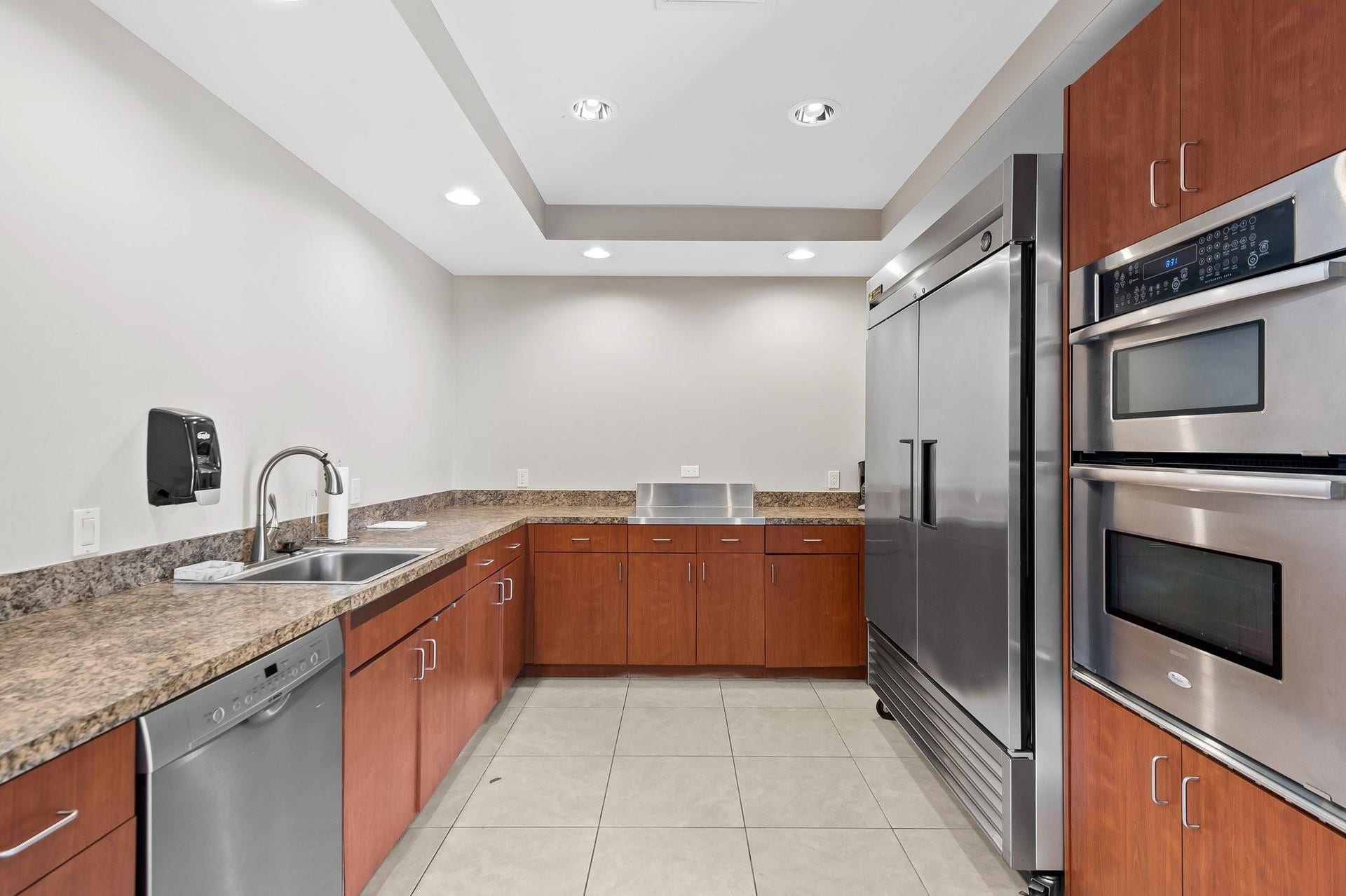 3300 NE 36th Street, #309, Fort Lauderdale, FL 33308 Clubhouse kitchen