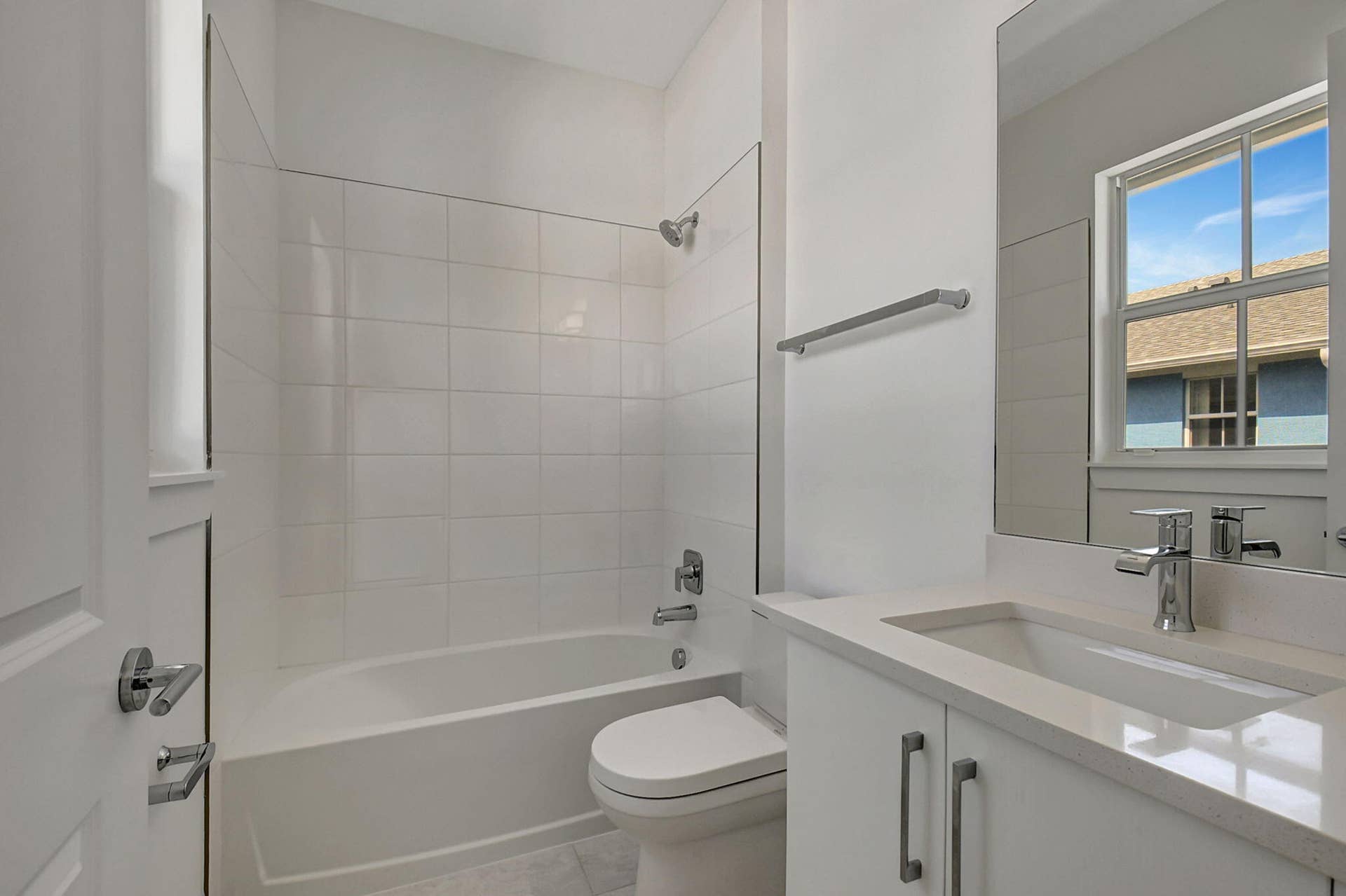 54 Atlantic Grove Way, Delray Beach, FL 33444 guest bath with tub and shower