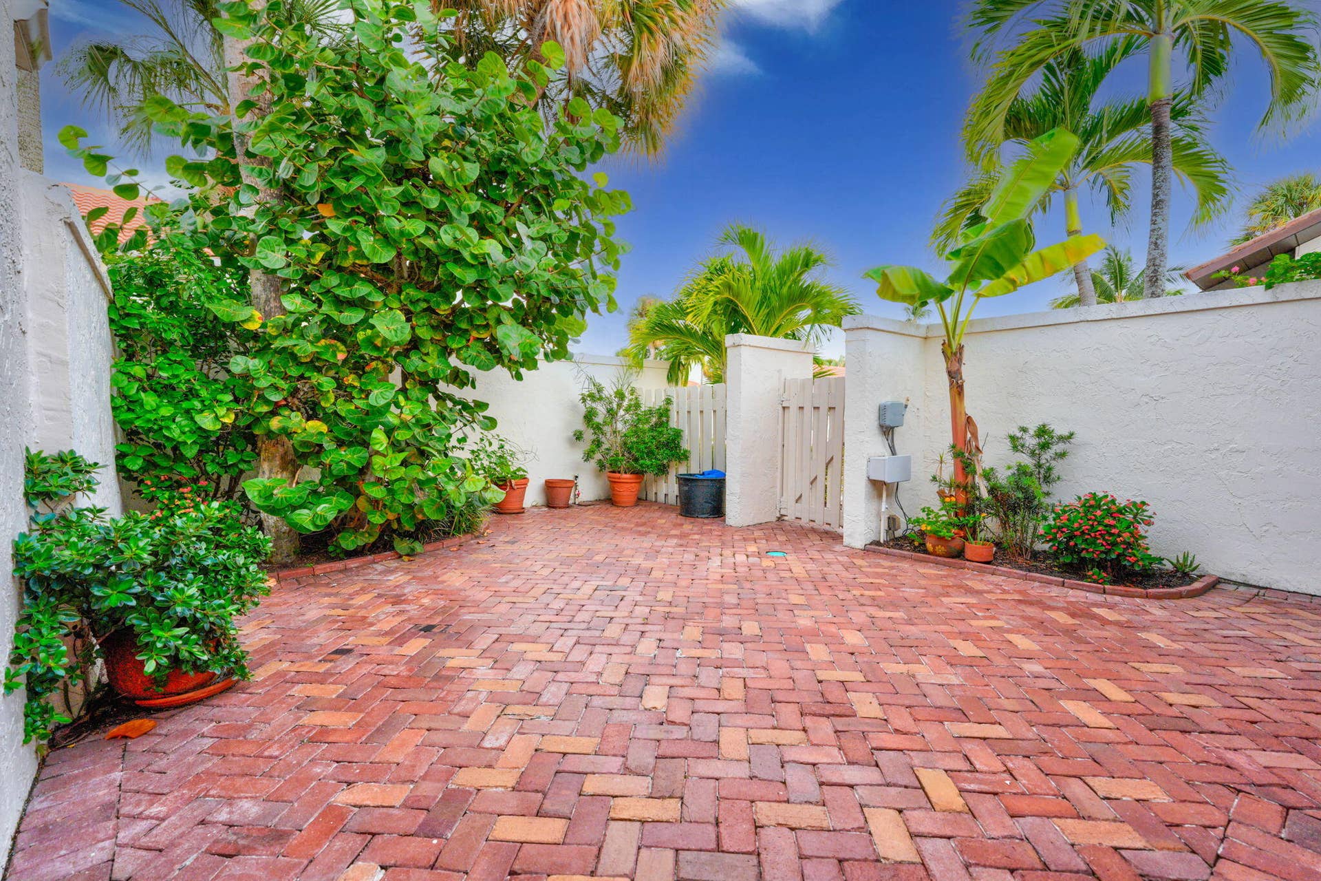 105 SANDPIPER Circle W, Jupiter, FL 33477 Guest Suite Courtyard w/ Private Entry