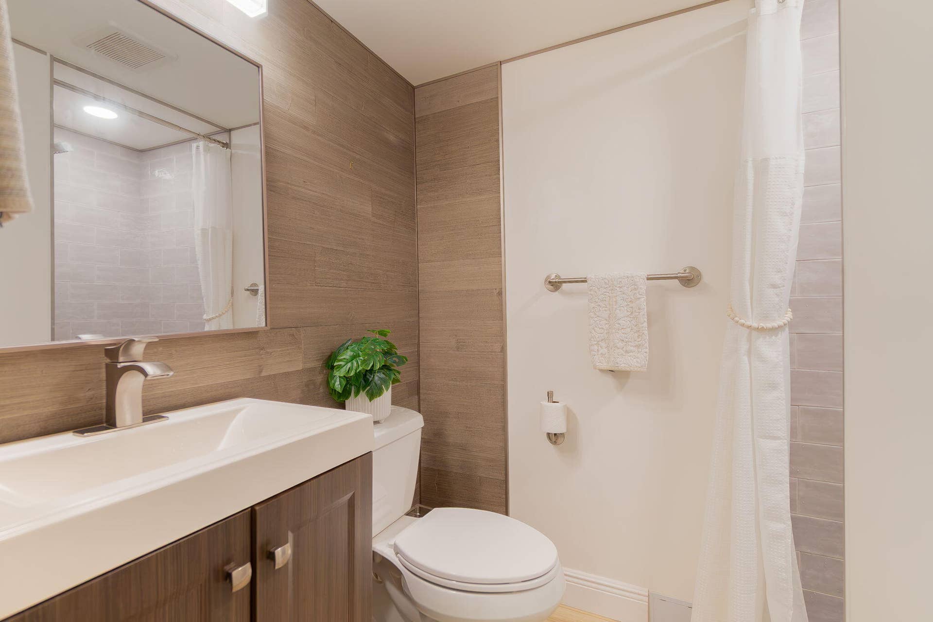 2565 S Ocean Boulevard, #205-N, Highland Beach, FL 33487 MAIN FLOOR FULL BATHROOM