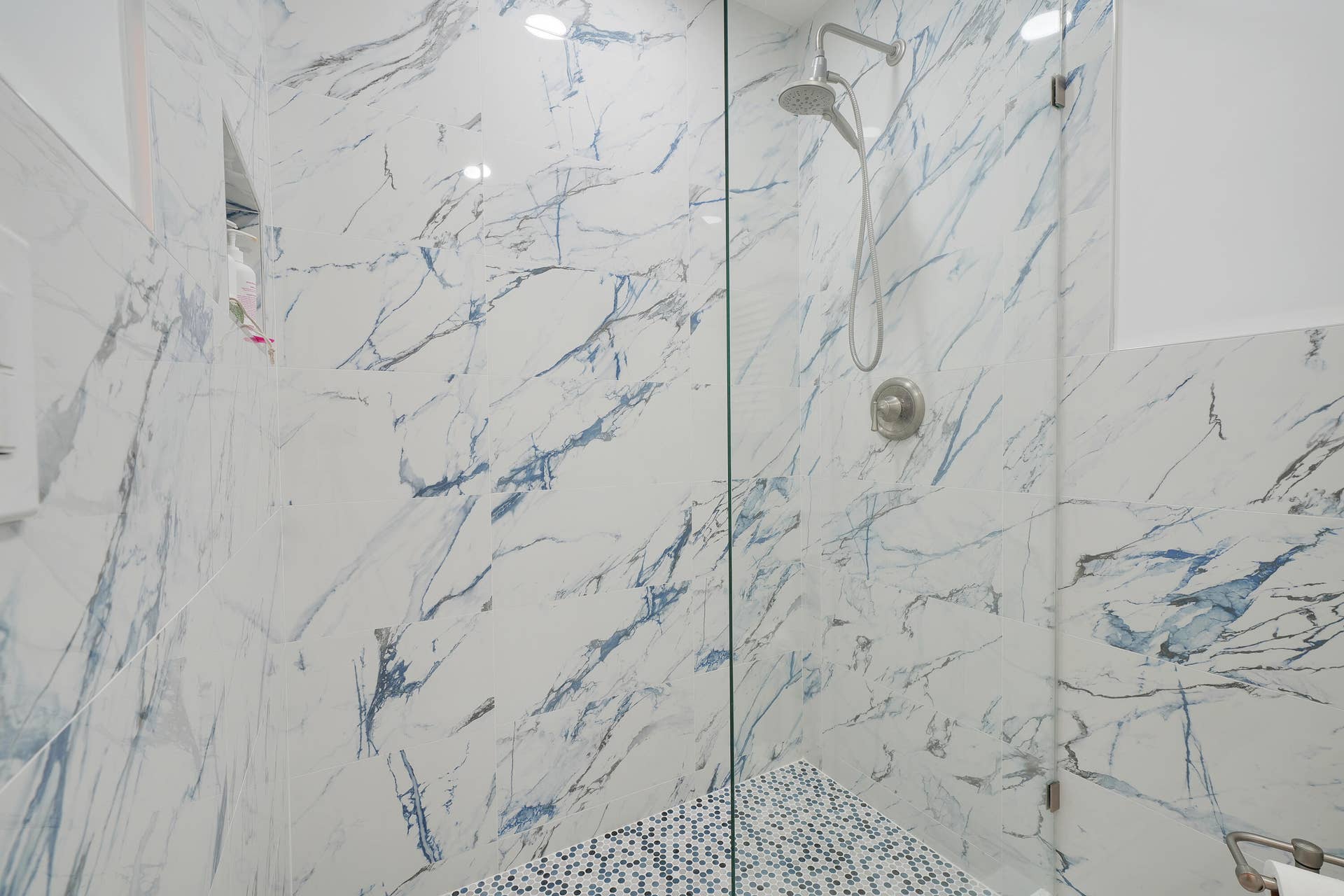 129 Stillwater Circle, Jupiter, FL 33458 Gorgeous Calacatta Indigo frameless glass shower (MBR)