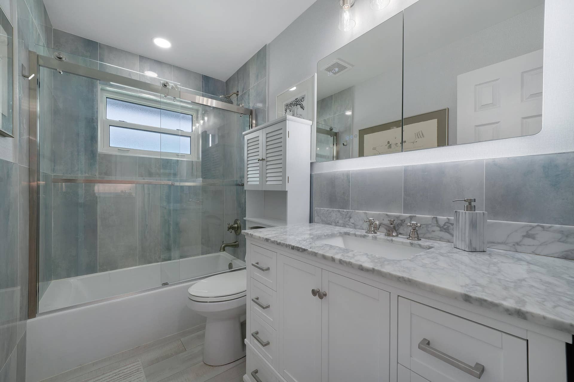 129 Stillwater Circle, Jupiter, FL 33458 Remodeled Guest Bath w/ LED Mirror
