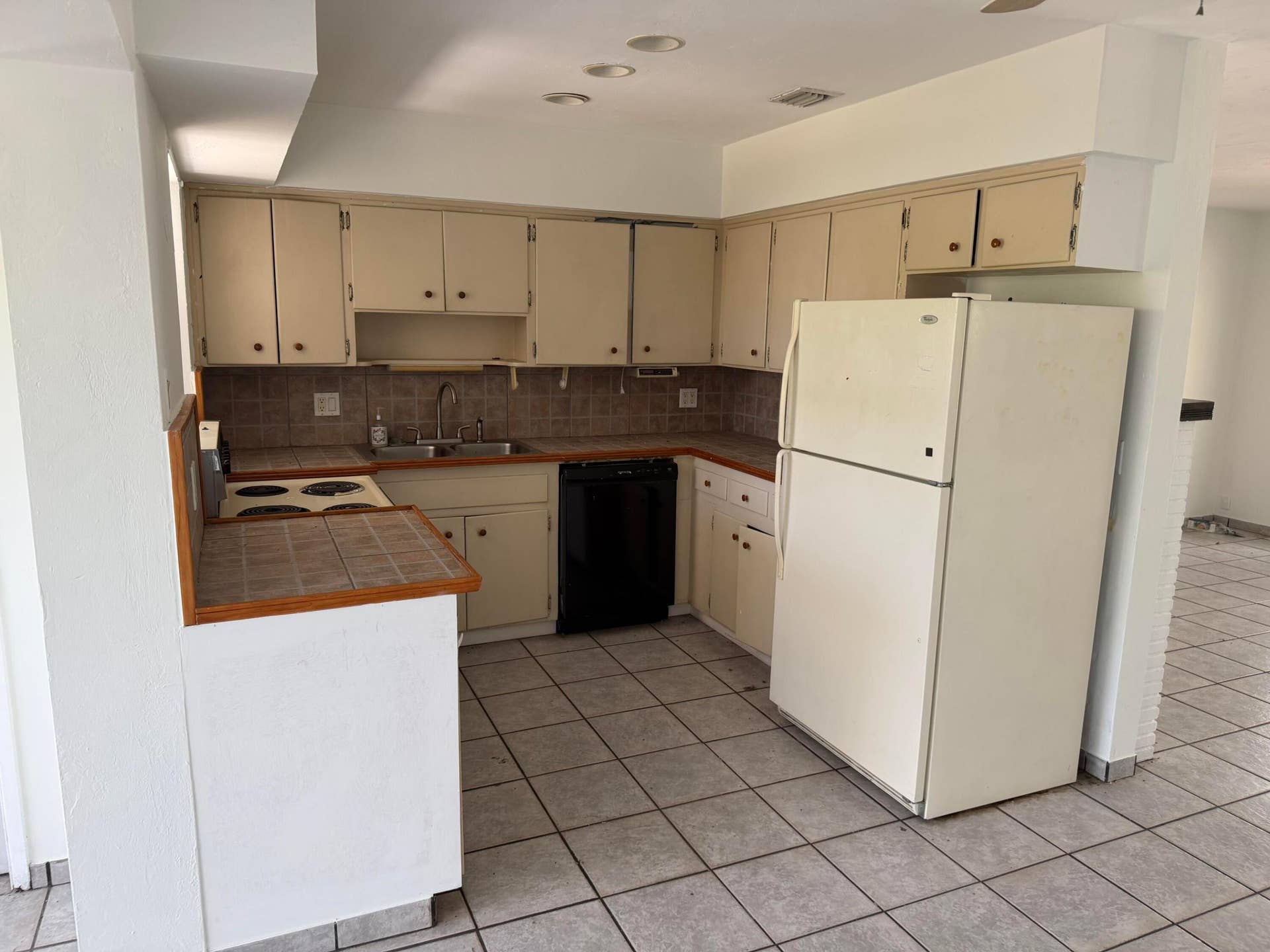 2924 NW 9TH Terrace, Wilton Manors, FL 33311 U-shaped kitchen featuring tile countertops, a tile backsplash, recessed lighting, and tile flooring